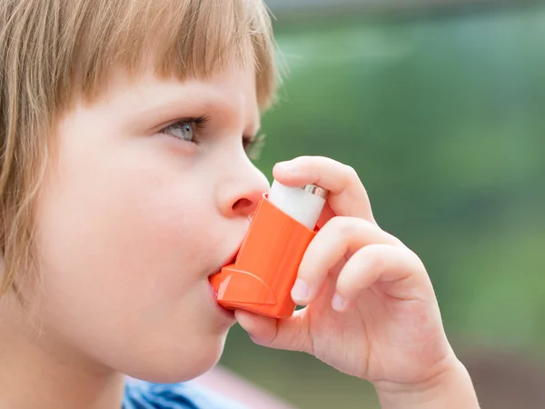 Porträtt av lilla flicka barn med astma inhalator utomhus — Stockfoto