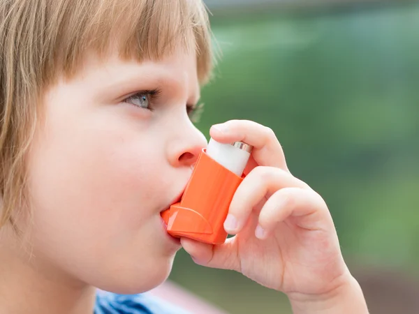 Astım inhaler açık havada kullanan bir kız portresi