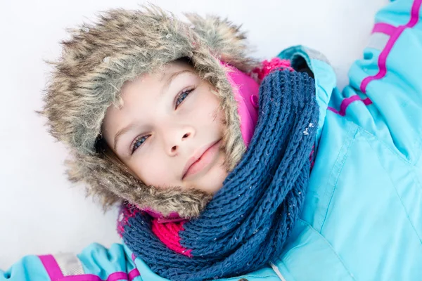 Šťastné dítě dívka stanoví na zamrzlé jasné sníh — Stock fotografie