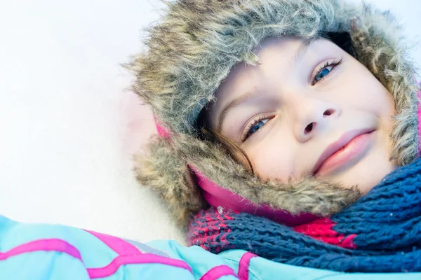 Gelukkig kind meisje vaststelling op een bevroren duidelijk sneeuw — Stockfoto