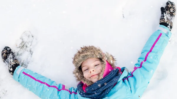 Šťastné dítě dívka stanoví na zamrzlé jasné sníh — Stock fotografie