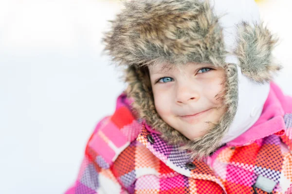 Šťastné dítě dívka hraje na zimní procházku v přírodě — Stock fotografie