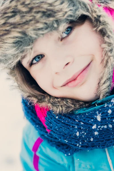 Winter fun - portret van gelukkig kind meisje op een winter wandeling — Stockfoto