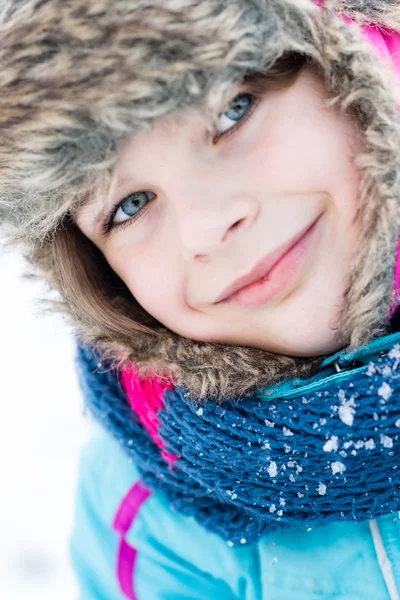Winter fun - portret van gelukkig kind meisje op een winter wandeling — Stockfoto