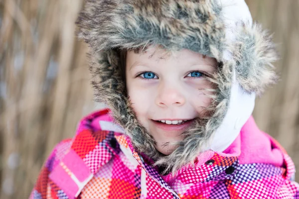 Diversión de invierno - Retrato de niña feliz en un paseo de invierno en na —  Fotos de Stock