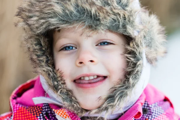 Winter fun - portret van gelukkig kind meisje op een winter lopen in nb — Stockfoto