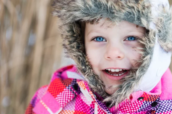 Zimní radovánky - portrét šťastné dítě dívka na zimní procházce — Stock fotografie