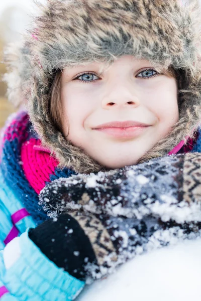 Zimní radovánky - portrét šťastné dítě dívka na zimní procházce — Stock fotografie