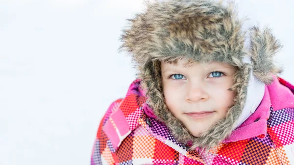 Zimní radovánky - portrét dívky, rozkošný šťastné dítě — Stock fotografie