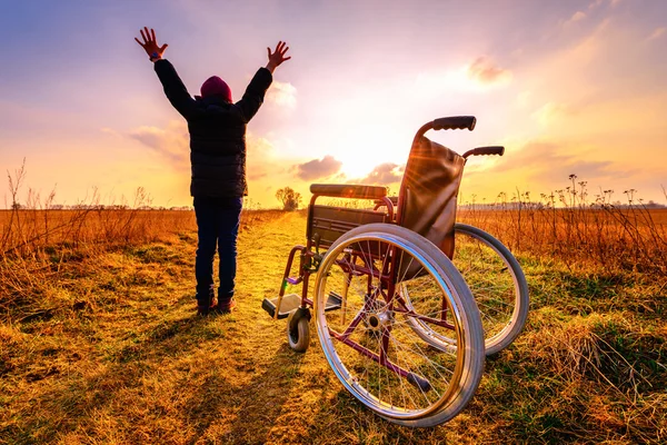 Cud odzyskiwania: młoda dziewczyna dostaje od wózka inwalidzkiego i podnosi — Zdjęcie stockowe