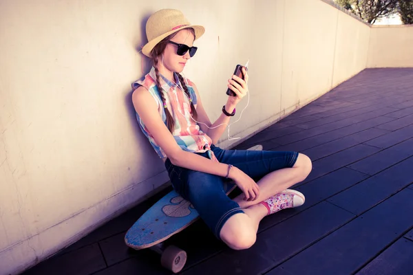 Hipster Girl Skateboarder escuchando la música - Relax Lifestyle Concept — Foto de Stock