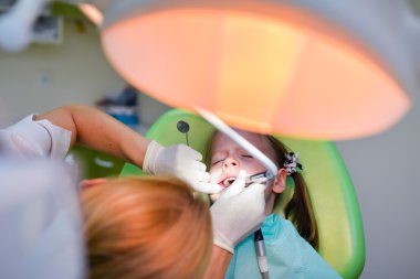 Sağlıklı dişler hasta kız dişçi ofisinde 