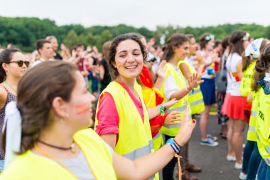 Poznan, Polonya - 24 Temmuz 2016: Krakow'daki Dünya Gençlik Günü'nden hemen önce Days In Dioceses'te dans eden ve şarkı söyleyen hacılar 