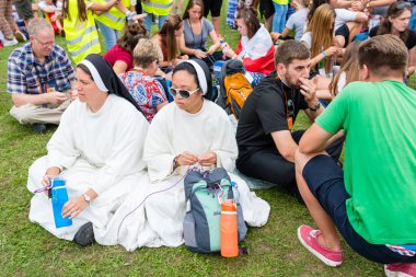 Poznan, Polonya - 24 Temmuz 2016: Krakow'daki Dünya Gençlik Günü'nden hemen önce Days In Dioceses'te dans eden ve şarkı söyleyen hacılar 