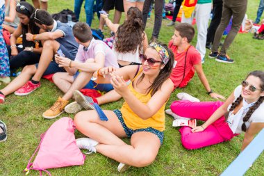 Poznan, Polonya - 24 Temmuz 2016: Krakow'daki Dünya Gençlik Günü'nden hemen önce Days In Dioceses'te dans eden ve şarkı söyleyen hacılar 