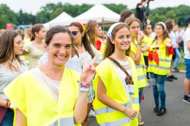 Poznan, Polonya - 24 Temmuz 2016: Krakow'daki Dünya Gençlik Günü'nden hemen önce Days In Dioceses'te dans eden ve şarkı söyleyen hacılar 