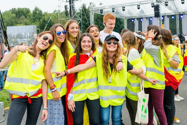 폴란드 포즈난 - 2016년 7월 24일: 크라쿠프에서 열린 세계 청소년의 날 직전에 교구에서 춤을 추고 노래하는 순례자들 — 스톡 사진