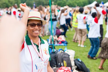 Poznan, Polonya - 24 Temmuz 2016: Krakow'daki Dünya Gençlik Günü'nden hemen önce Days In Dioceses'te dans eden ve şarkı söyleyen hacılar