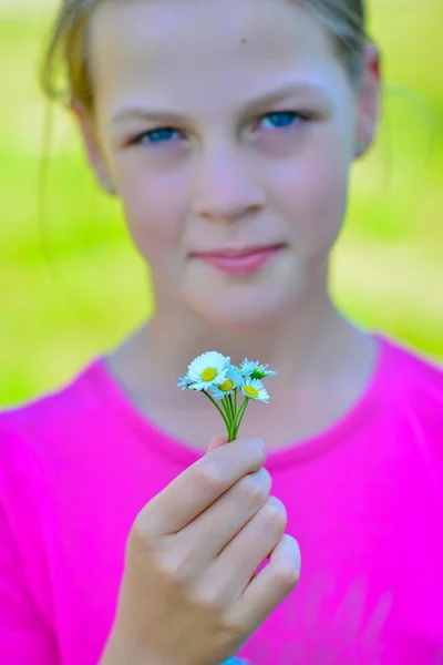 Gülümseyen güzel genç kız küçük papatyalardan buket — Stok fotoğraf