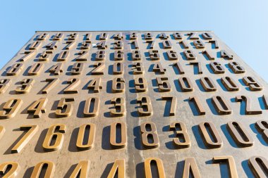 Poznan, Polonya - 06 Eylül 2016: Lehçe cryptologists (bilmece Codebrakers) İkinci Dünya Savaşı sırasında Enigma şifre kırma Anıtı