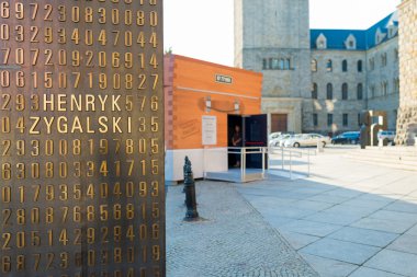 Poznan, Polonya - 06 Eylül 2016: Şifreleme konteyner - Enigma makinesine benziyor ve SW Marcin Street Poznan - Imperial kalenin önünde duruyor geçici pavilion 