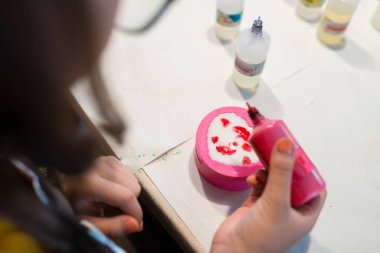 Çocuklar için sanat atölyeleri - el yapımı sabun hazırlama - yaratıcılık kavramı