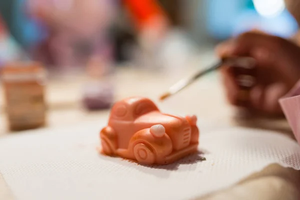 手工制作的老式汽车形状的肥皂 装饰有锦缎刷子 儿童艺术作坊 非常浅浅的田野深度 奶油烤肉 — 图库照片