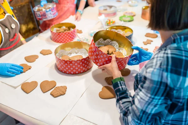 Mat Och Konfektyrverkstäder För Barn Dekorera Traditionellt Hembakat Pepparkakor — Stockfoto