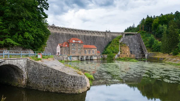 Bobr Nehri 'ndeki baraj ve Polonya' daki Jelenia Gora yakınlarında Pilchowice 'deki hidroelektrik santrali.