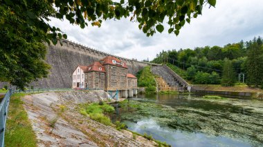 Bobr Nehri 'ndeki baraj ve Polonya' daki Jelenia Gora yakınlarında Pilchowice 'deki hidroelektrik santrali.