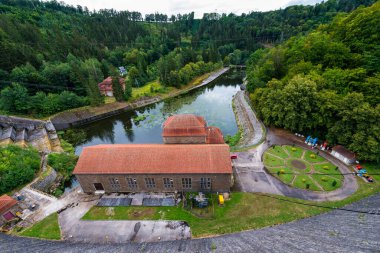 Bobr Nehri 'ndeki baraj ve Polonya' daki Jelenia Gora yakınlarında Pilchowice 'deki hidroelektrik santrali.