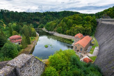 Bobr Nehri 'ndeki baraj ve Polonya' daki Jelenia Gora yakınlarında Pilchowice 'deki hidroelektrik santrali.