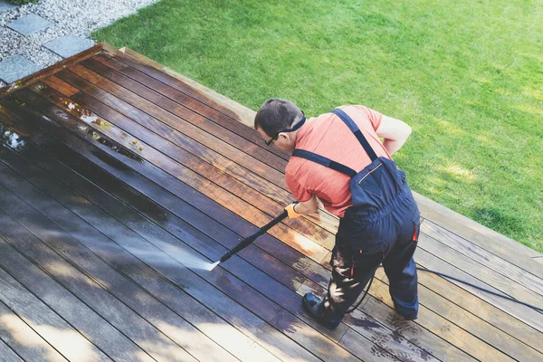 Strom Waschen Mann Reinigt Terrasse Mit Einem Hochdruckreiniger Hochdruckreiniger Auf — Stockfoto