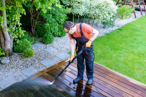 Lavaggio Potenza Terrazza Pulizia Dei Lavoratori Con Una Lavatrice Elettrica — Foto Stock