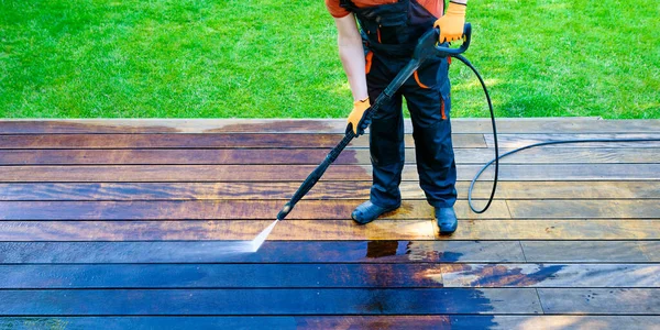 Strom Waschen Arbeiter Reinigen Terrasse Mit Einem Hochdruckreiniger Auf Holzterrassenoberfläche — Stockfoto