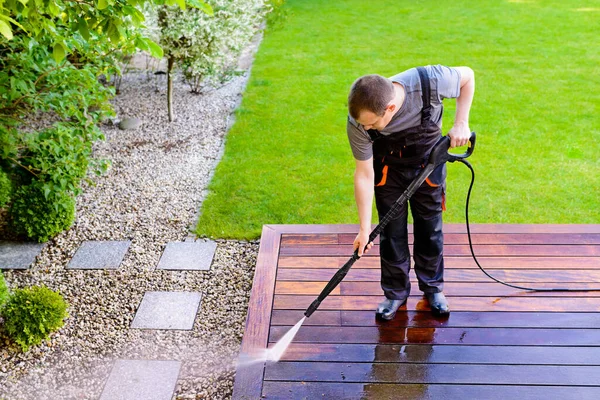 Lavado Energía Hombre Trabajador Terraza Limpieza Con Una Lavadora Energía —  Fotos de Stock