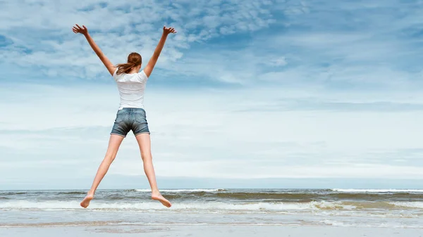 Menina Feliz Pulando Praia Hora Dia Contra Céu Azul Nublado — Fotografia de Stock