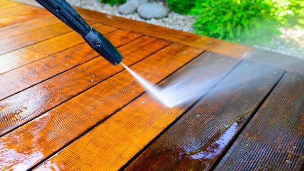 Terrassenreinigung Mit Hochdruckreiniger Hochdruckreiniger Auf Terrassenoberfläche Aus Holz — Stockfoto