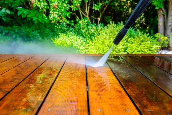 Rengöring Terrassen Med Tryckbricka Högtryckstvätt Terrassens Träyta Mycket Kort Skärpedjup — Stockfoto