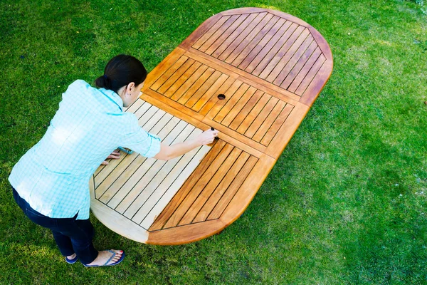 Vrouw Schilderen Houten Exotische Houten Tafel Tuin Met Een Penseel Stockfoto