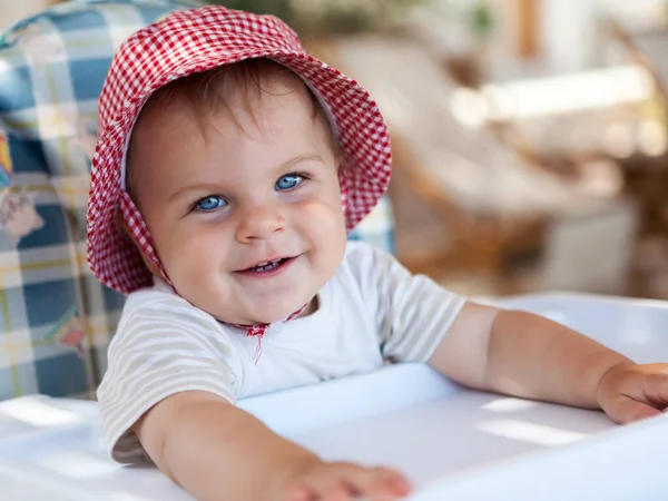 Pequeña Linda Chica Sonriente Sombrero Sentado Una Silla Alimentación Para —  Fotos de Stock