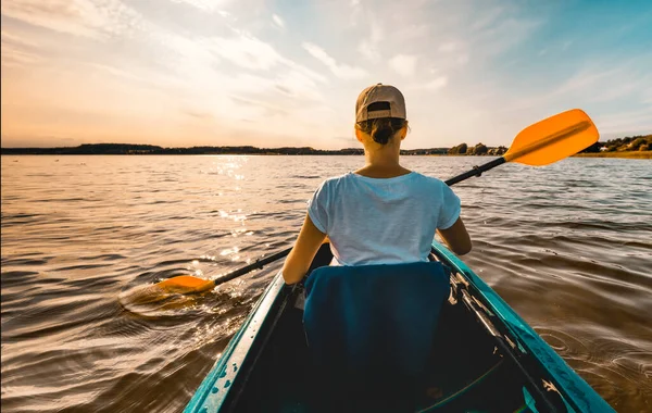 Jovem Caiaque Remando Lago Pôr Sol Visão Traseira Trás Suas — Fotografia de Stock