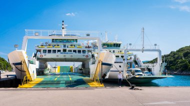 Valbiska, Hırvatistan - 26 Haziran 2021; Hırvatistan 'daki Jadrolinija feribot hattı - Valbiska (Krk) - Merag (Cres) hattı