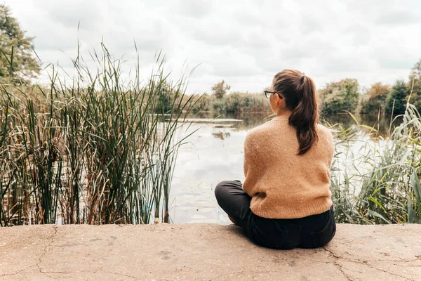 Menina Adolescente Uma Camisola Quente Com Óculos Sentados Margem Lago — Fotografia de Stock