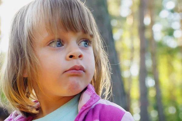 Portrait of cute little girl in nature — Stock Photo, Image