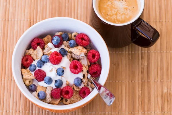 Здоровый завтрак-мюсли и кофе — стоковое фото