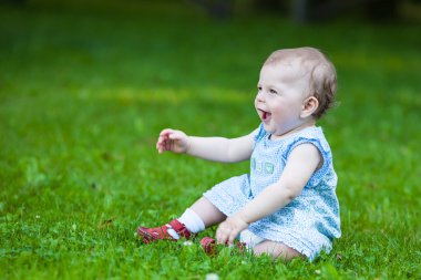 Güzel gülümseyen tatlı kız.