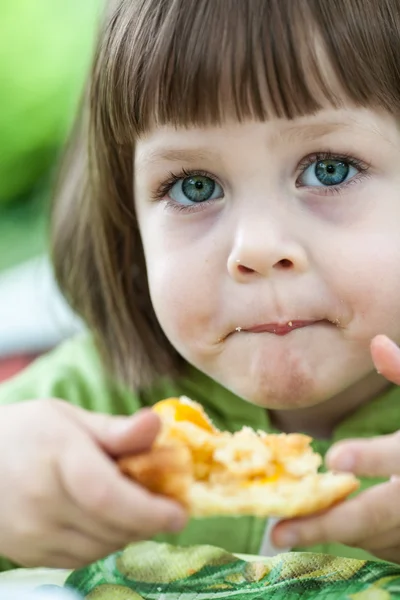 Menina comendo bolo com pêssego — Fotografia de Stock