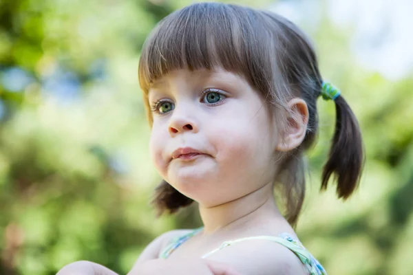 Schmollend wütendes junges Mädchen - schmollen und schmollen — Stockfoto