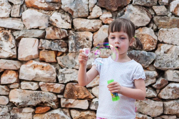 Indah gadis kecil meniup gelembung sabun — Stok Foto